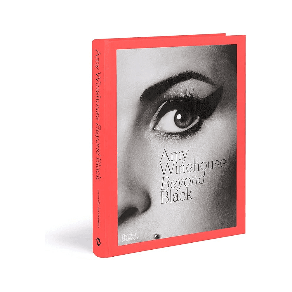 Книга на английском языке "Amy Winehouse: Beyond Black", Naomi Parry