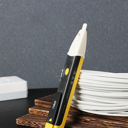 Детектор напряжения Deli YS EDL8008, 90-1000 В, встроенный фонарик, желтый, черный - 3