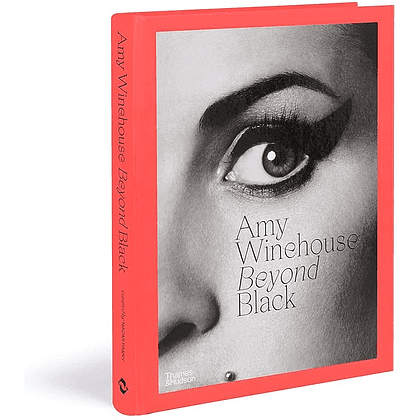 Книга на английском языке "Amy Winehouse: Beyond Black", Naomi Parry