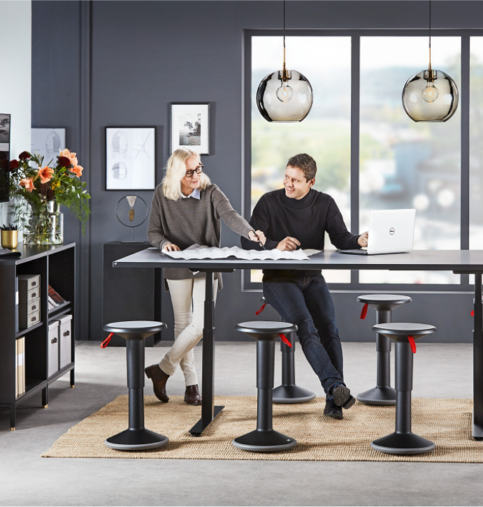 Эргономичный стол в офисе.png